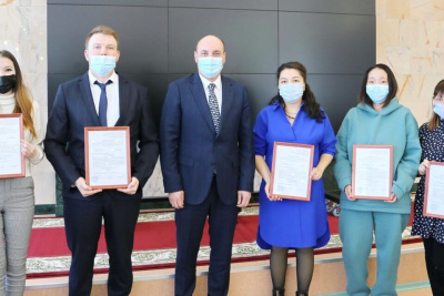 В Мирнинском районе Якутии детям-сиротам вручили жилищные сертификаты / ЯСИА  Мирнинский Республика Саха (Якутия)