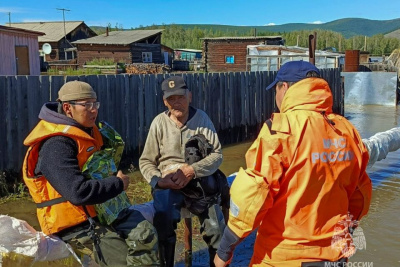 В Якутии за сутки от воды освобождены 167 дворовых территорий в шести населенных пунктах / ЯСИА   