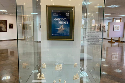 "Муосчут эйгэтэ". В Якутске открылась выставка художника-костореза Романа Пинигина / Айаал Аргунов Якутск Якутск Республика Саха (Якутия)