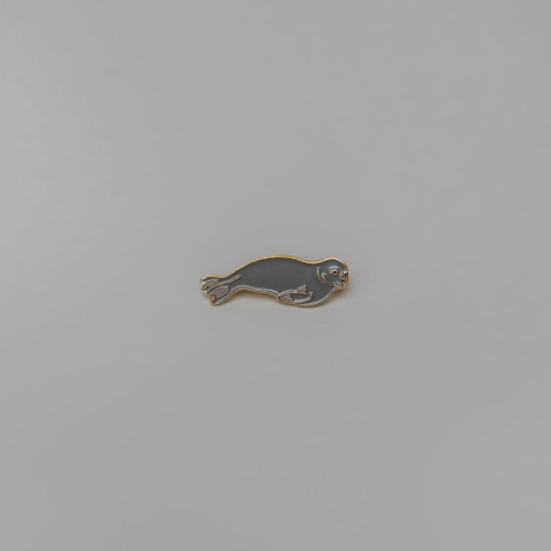 Значок эмалированный Нерпа (серая)