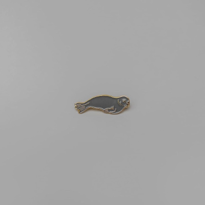 Значок эмалированный Нерпа (серая)