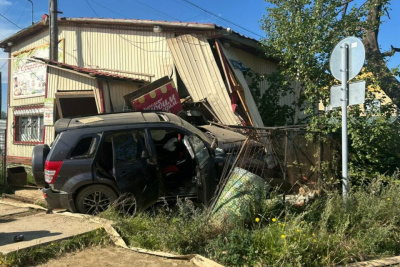 В Якутске пьяный водитель внедорожника врезался в здание магазина / ЯСИА   