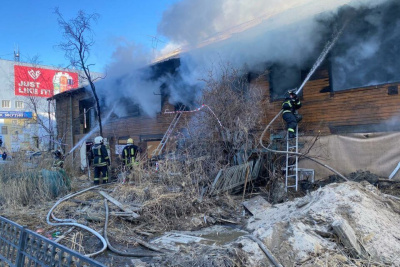 В 2-этажном расселенном доме по ул. Дзержинского, 66/1 Якутска произошел пожар / ЯСИА Якутск Якутск Республика Саха (Якутия)