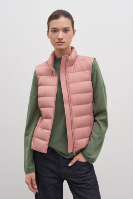 Утепленный жилет приталенного силуэта