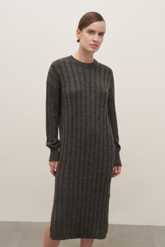 Вязаное платье с длинным рукавом