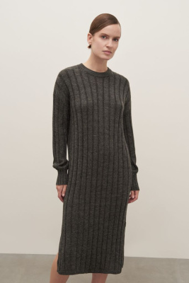 Вязаное платье с длинным рукавом