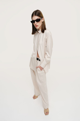 Блузка свободного силуэта с отложным воротником