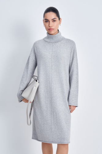 Вязаное платье свободного кроя с воротником-стойкой