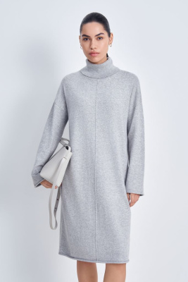 Вязаное платье свободного кроя с воротником-стойкой