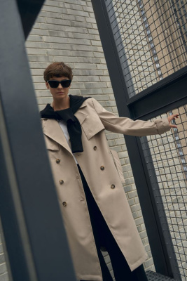 Классический тренч в длине миди