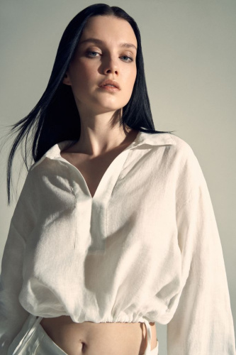 Блузка свободного силуэта с отложным воротником