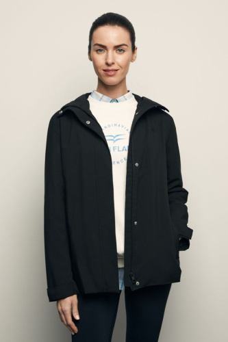 Ветровка с капюшоном и застежками по бокам