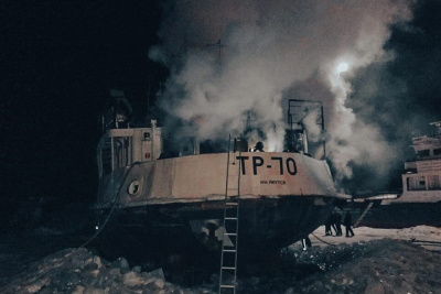 В Якутске в районе дамбы ночью загорелось речное судно / ЯСИА Якутск Якутск Республика Саха (Якутия)