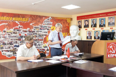 Виктор Губарев рассказал о значении XIX съезда КПРФ и ключевых направлениях работы партии / Майя Гоголева   