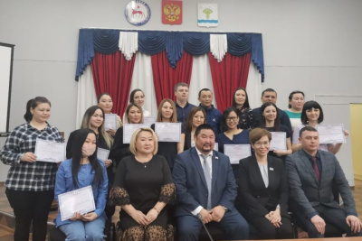 В Олекминском районе 14 молодым семьям вручили жилищные сертификаты / ЯСИА  Олекминский Республика Саха (Якутия)