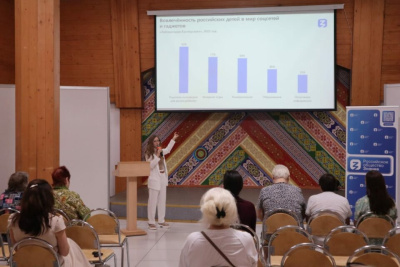 Не заменяйте игрушки и общение гаджетом: о пользе и вреде смартфонов для детей рассказала психолог / Нарыйа Пахомова   