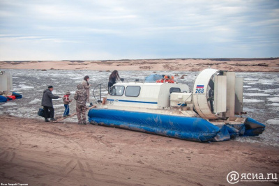 Трансфер пассажиров поезда через реку Лену выполняется судами на воздушной подушке / ЯСИА   