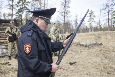 Росгвардия информирует о неукоснительном соблюдении правил безопасного обращения с оружием на охоте / ЯСИА   