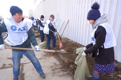 Сотрудники Алмазэргиэнбанка вышли на субботник / ЯСИА   