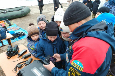 Алданские спасатели провели для юнармейцев День открытых дверей / ЯСИА  Алданский Республика Саха (Якутия)