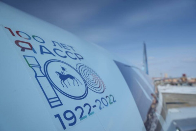 На четыре «Боинга» авиакомпании  АЛРОСА  нанесены эмблемы 100-летия образования ЯАССР / ЯСИА   Город Санкт-Петербург