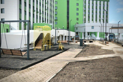 Городским службам поручили навести порядок на территории возле здания Кардио-сосудистого центра / ЯСИА   