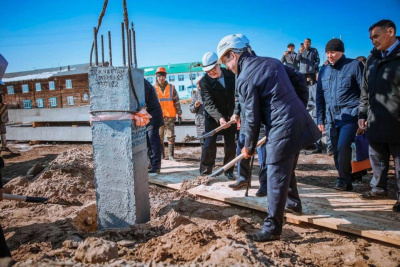 В Хатырыкском наслеге Якутии установили первую сваю многофункционального центра / Айаал Аргунов   Республика Саха (Якутия)