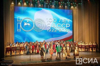 100 человек исполнили тойук к 100-летию ЯАССР / Иванова Светлана   