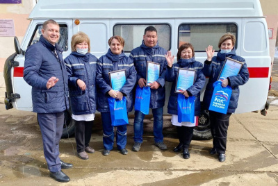 Сегодня поздравления принимает персонал "скорой помощи". /   Мирнинский Мирнинский