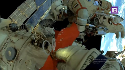 Российские космонавты вынесли в открытый космос копию Знамени Победы / ЯСИА   