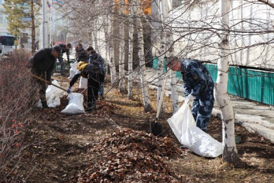 Сотрудники УФСИН и ветераны уголовно-исполнительной системы провели субботник / ЯСИА   