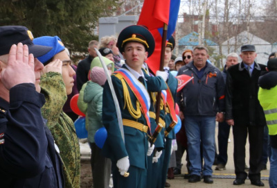 Над площадью взвился алый стяг /   Мирнинский Мирнинский