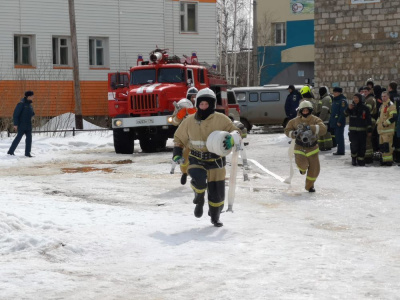Накануне профессионального праздника спасатели соревновались в пожарно-прикладном спорте /   Мирнинский Мирнинский
