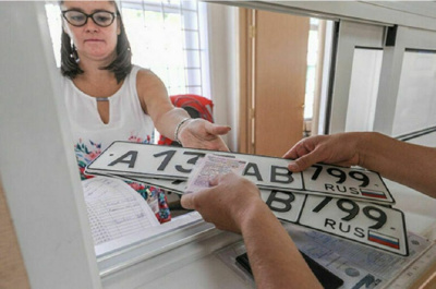 Госавтоинспекция информирует о режиме работы по оказанию госуслуг в праздничные дни / ЯСИА   