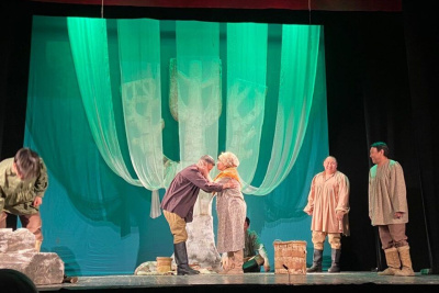 ТЮЗ подарил ветеранам Октябрьского округа спектакль в честь Дня Победы / ЯСИА   