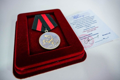 Посмертную медаль якутского красноармейца, найденную поисковиками, передали родственникам / ЯСИА   Республика Саха (Якутия)