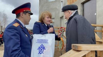 В преддверии Дня Победы сотрудники следственного управления совместно с учащимися кадетской школы-интерната поздравили ветерана Великой Отечественной войны с великим праздником /    