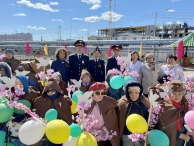 Офицеры следственного управления по Республике Саха (Якутия) в преддверии Дня Победы навестили пациентов социального учреждения для престарелых /    Республика Саха (Якутия)