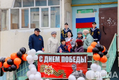 Поем двором. В Якутске поздравили ветерана Великой Отечественной войны Романа Николаева / Виктория Сергеева Якутск Якутск Республика Саха (Якутия)