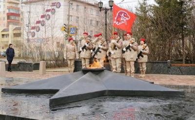 И юные бойцы застыли в карауле /   Мирнинский Мирнинский