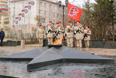 В Мирном в почетный караул Вахты памяти заступили школьники / ЯСИА   Мирнинский