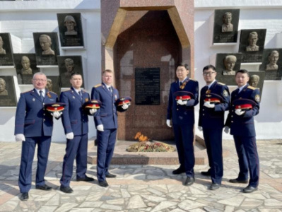 Сотрудники СКР Якутии почтили память солдат-победителей, отдавших жизни за мирное небо потомков /    Республика Саха (Якутия)