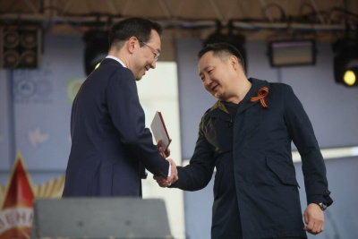 Глава Якутии передал Орден Красной Звезды внуку участника Великой Отечественной войны / ЯСИА   Республика Саха (Якутия)