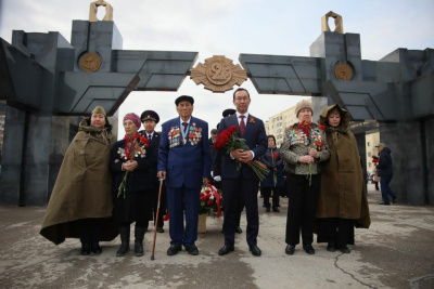 В Якутске возложили цветы к монументу павшим воинам-якутянам / ЯСИА Якутск Якутск Республика Саха (Якутия)
