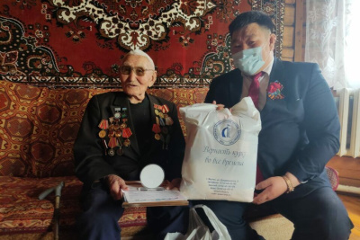 Сергей Ларионов и коллектив ПАО «ЛОРП»поздравили ветеранов Амгино-Майского избирательного округа / ЯСИА   