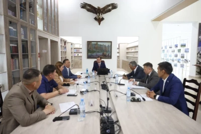 Айсен Николаев провел заседание оргкомитета по увековечению памяти Михаила Николаева / ЯСИА   