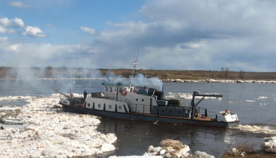 Суда идут за льдом /   Мирнинский 
