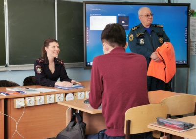 Транспортные полицейские Якутии провели профилактические занятия для школьников города Якутска / ЯСИА Якутск Якутск Республика Саха (Якутия)