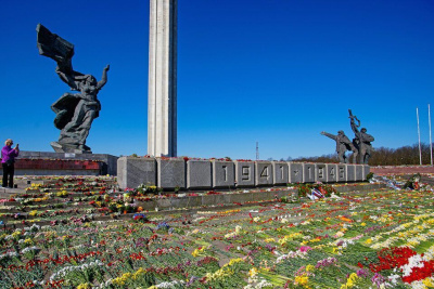 Губернатор Ленобласти готов забрать из Риги памятник советским воинам / ЯСИА   