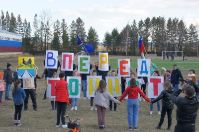 В якутском городе Томмот состоялся флешмоб «На пути к победе» / ЯСИА Томмот Алданский Республика Саха (Якутия)